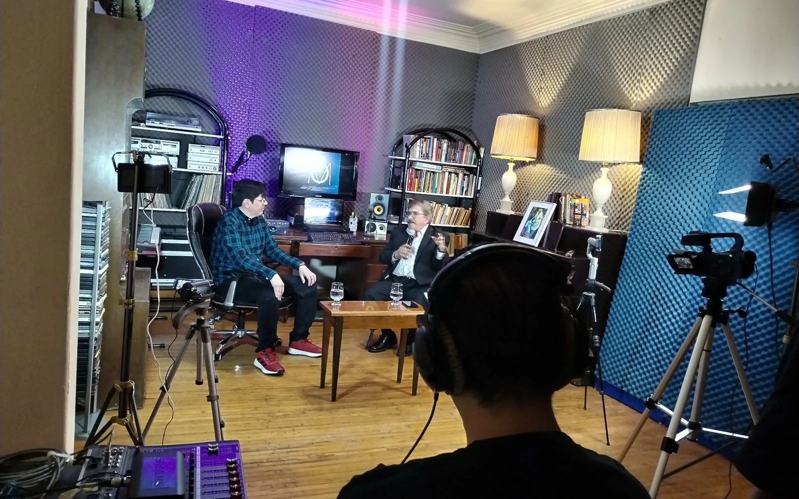 Set de entrevista y producción de contenido audiovisual
